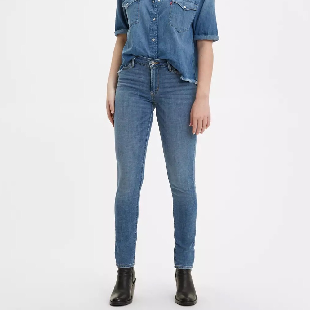 Levi's Women's Skinny Jeans in Medium Blue Wash